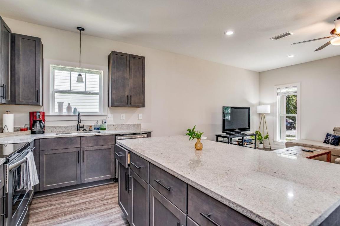 Beach Flow Bungalow-Mins To Downtown-Dining-Base Pensacola Exterior photo